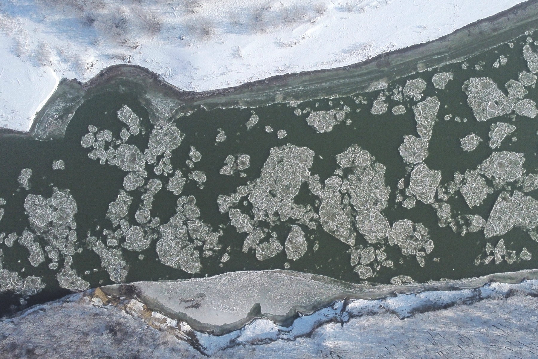 Abstract of cracking and floating ice in the Danube (image by János Oláh)