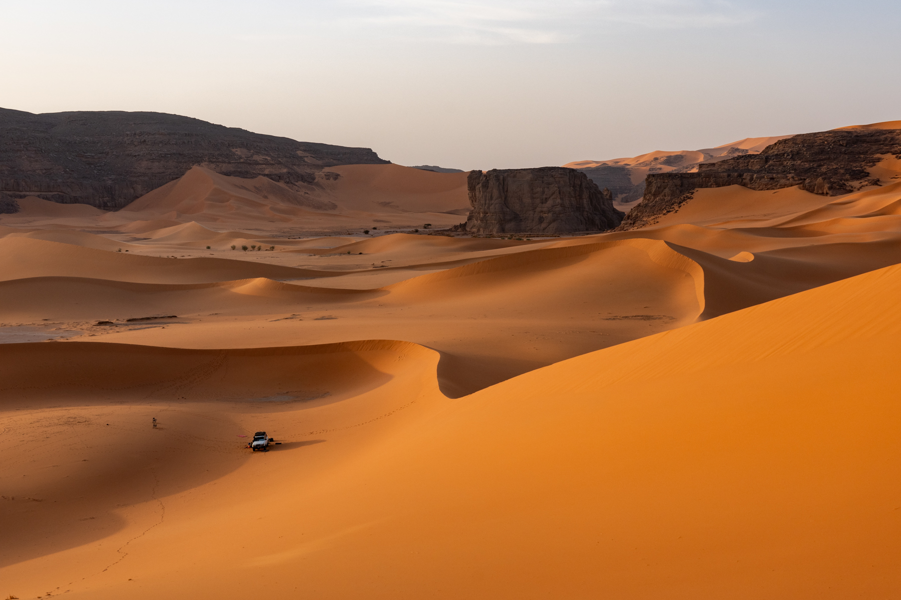 Setting up camp in the dunes of spectacular Moul-Ennaga, Tadrart Rouge (image by Inger Vandyke)