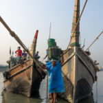 Offloading fish in baskets (image by Inger Vandyke)