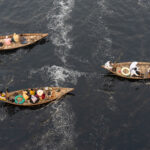 Commuters crossing the Buriganga (image by Inger Vandyke)