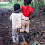 These two Ari children are never alone. There are always other children to play with or to be with (image by Ingrid Koedood)