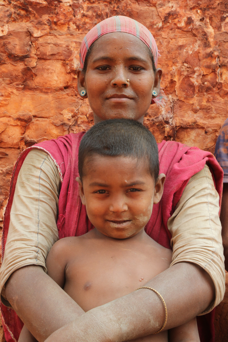 A young woman brick worker with her son (image by Yousuf Tushar)