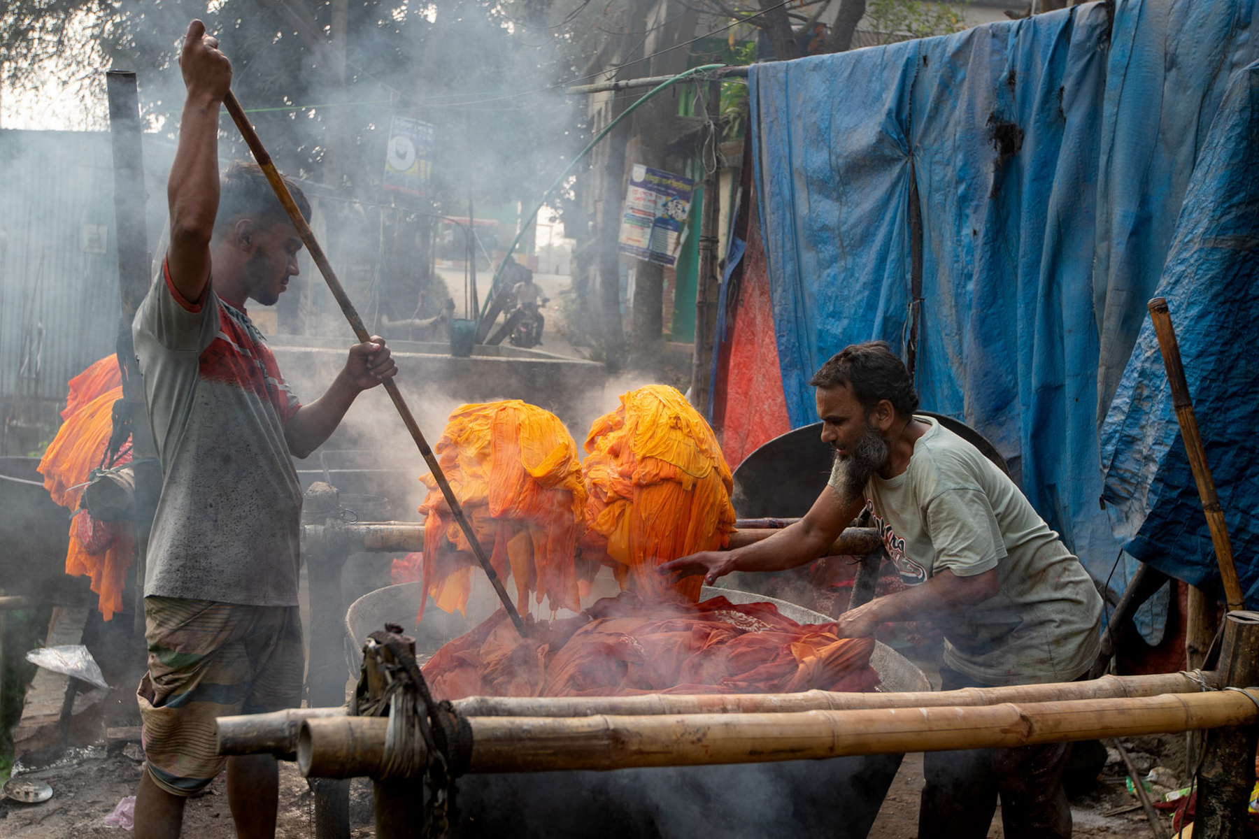Dying cloth (image by Yousuf Tushar)