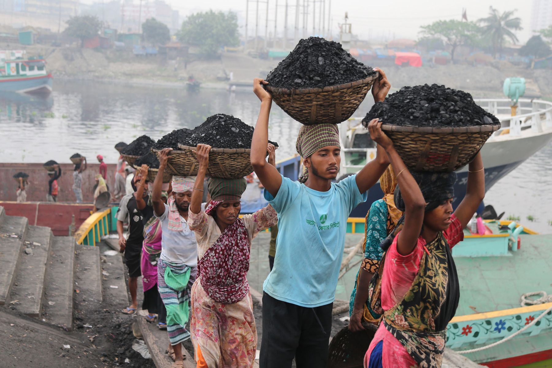 Each day hundreds of tonnes of coal are offloaded from cargo ships by hand (image by Yousuf Tushar)