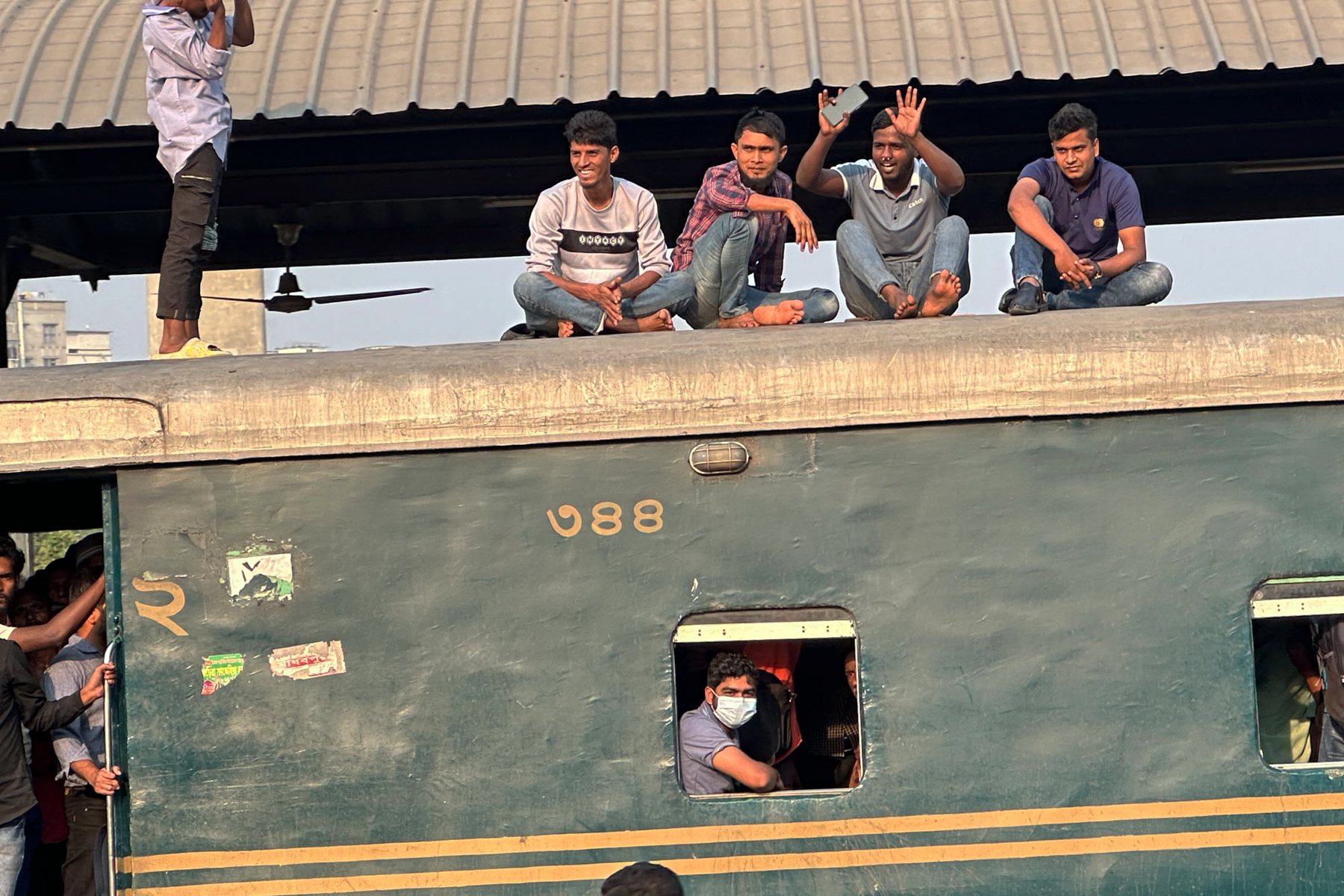 Riding on the roofs of trains (image by Yousuf Tushar)