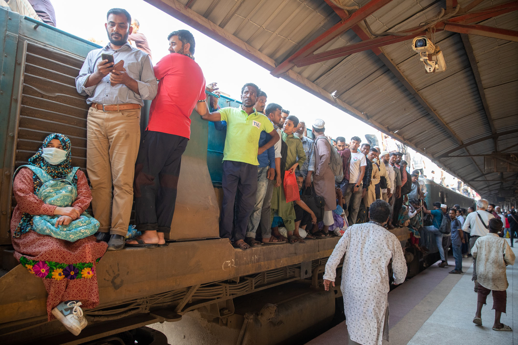 Overcrowded trains in Dhaka (image by Yousuf Tushar)