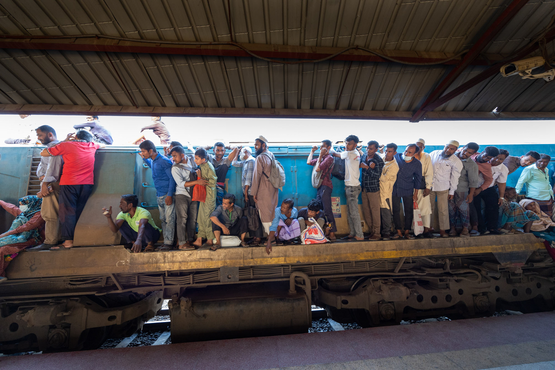 Lines of commuters pack a local train in Dhaka (image by Yousuf Tushar)