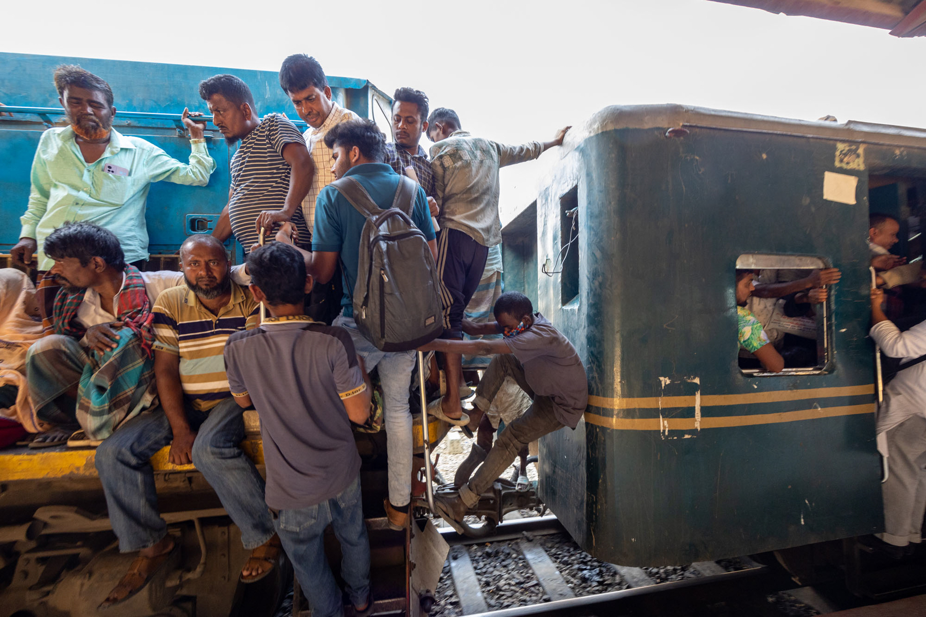Rush hour in a crowded train station of Dhaka (image by Yousuf Tushar)