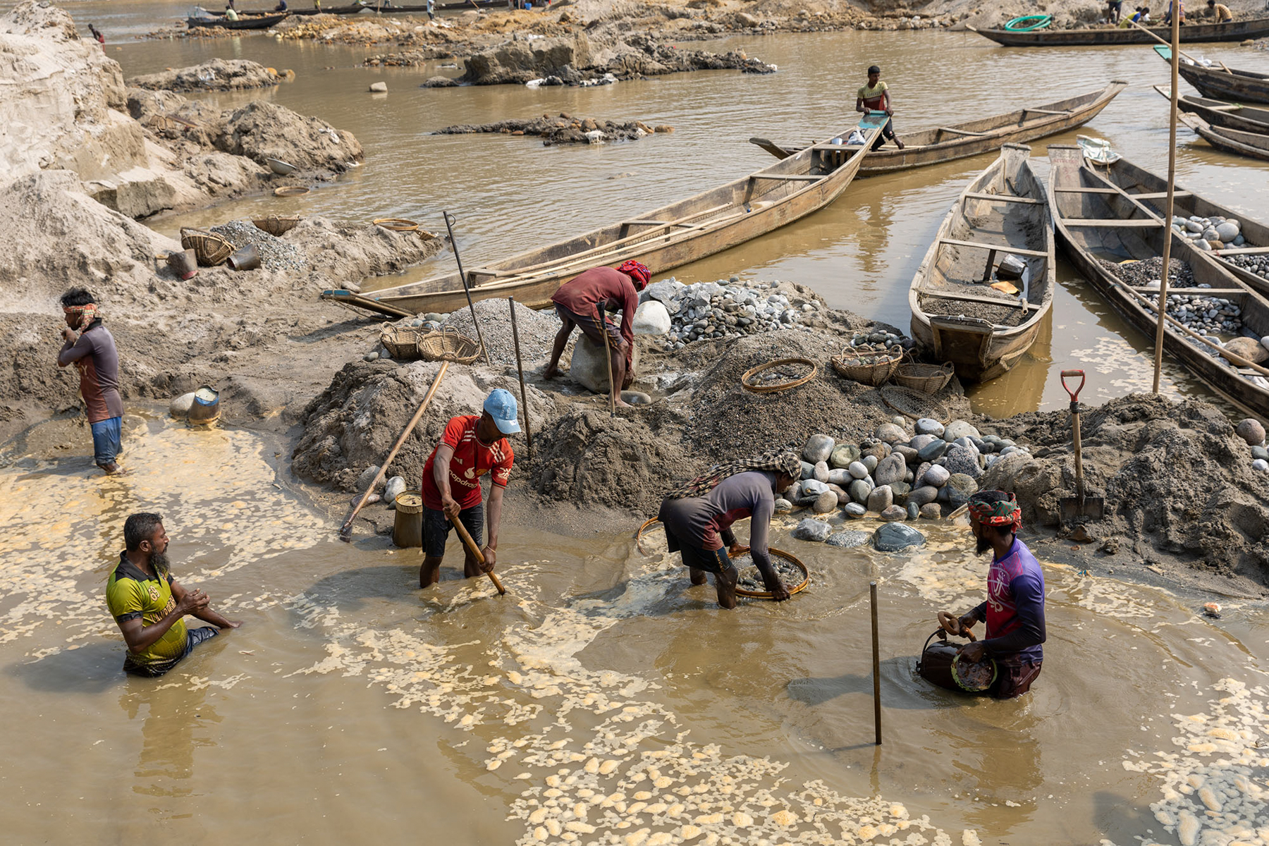 River rocks are dug by the hands of hundreds of workers (image by Yousuf Tushar)
