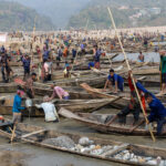 Hundreds of boats line up in the stone mines of a river (image by Yousuf Tushar)
