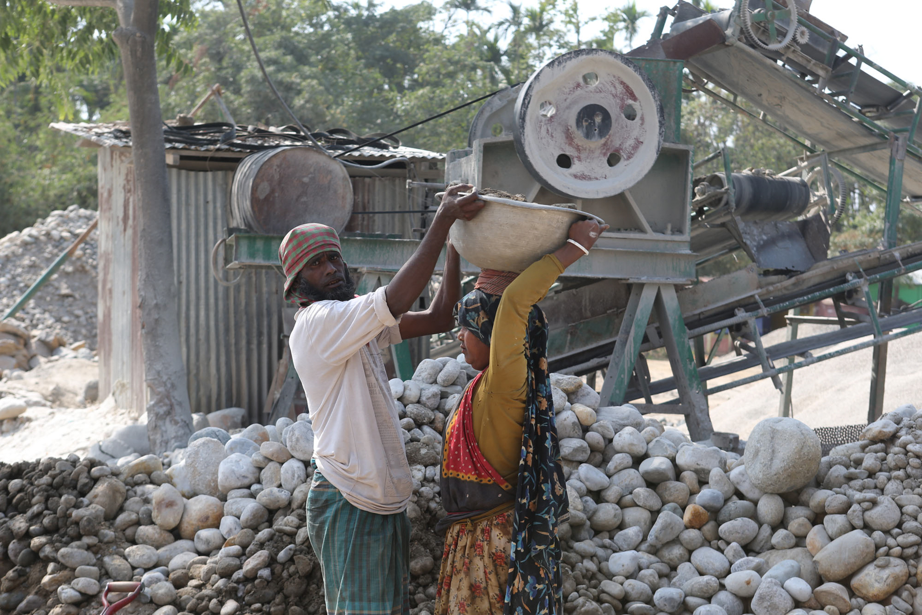 Rock sorting and polishing (image by Yousuf Tushar)