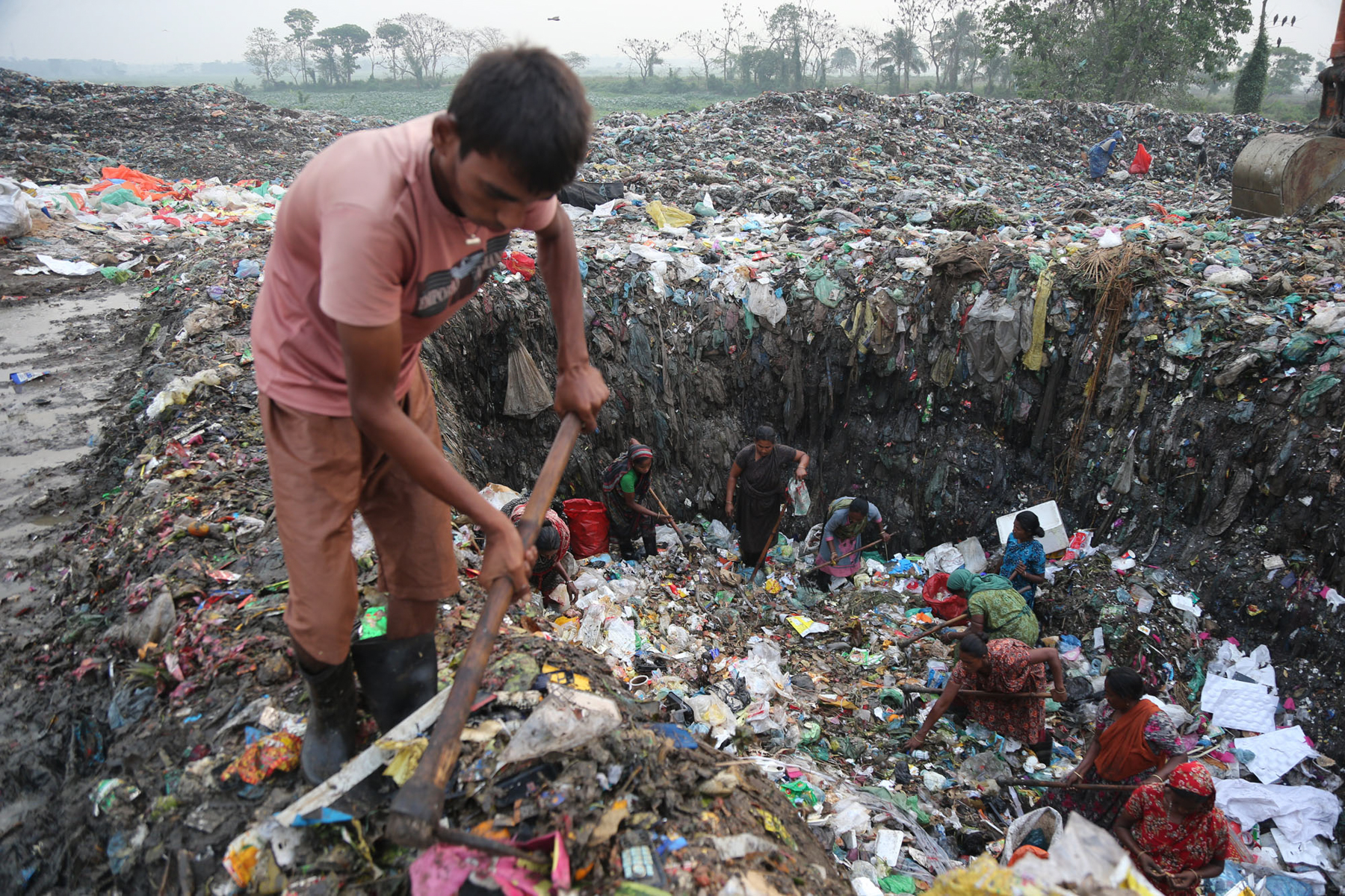 Waste pickers in remote Bangladesh (image by Yousuf Tushar)