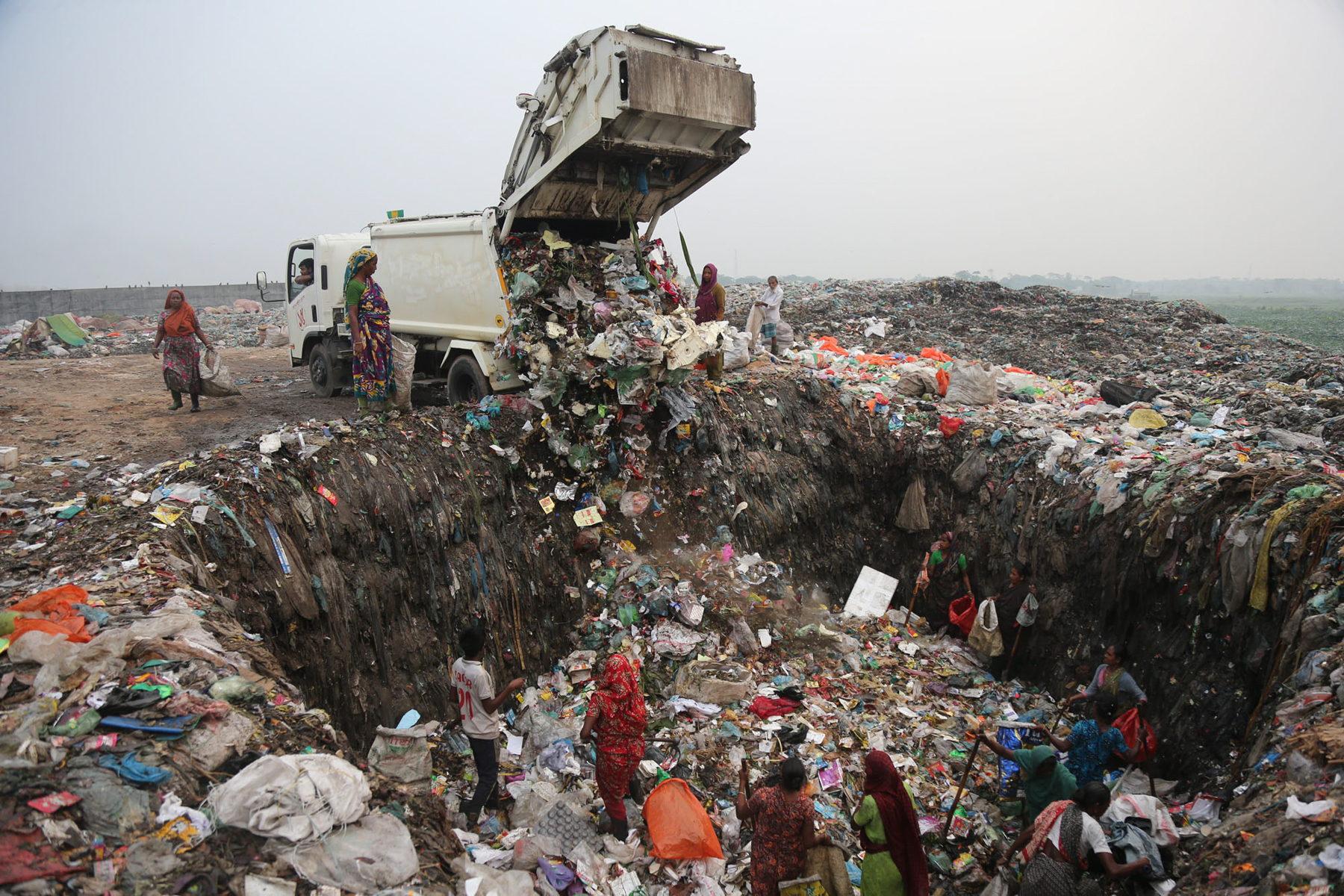 The waste pickers in Bangladesh are possibly one of the most confronting photography experiences of our tour (image by Yousuf Tushar)