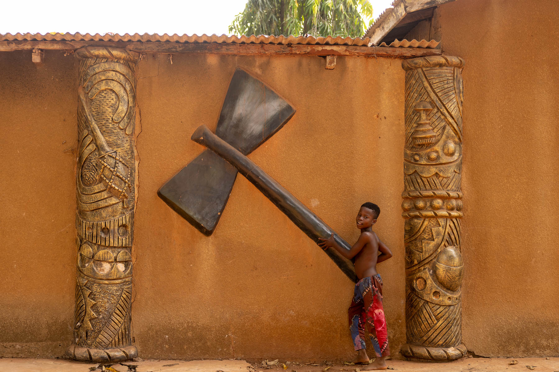 At the Chameleon Temple in Abomey, a young boy proudly posed for us (image by Ingrid Koedood)