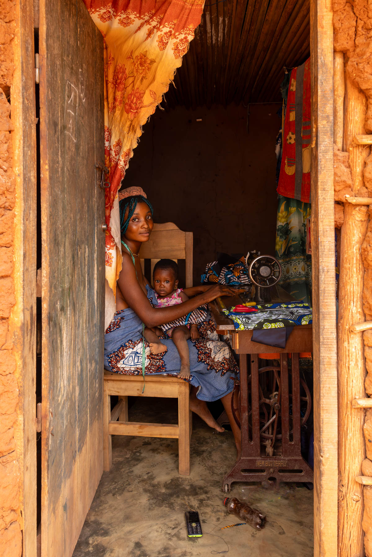 Every mother knows this balance: work in one hand, motherhood in the other (image by Ingrid Koedood)