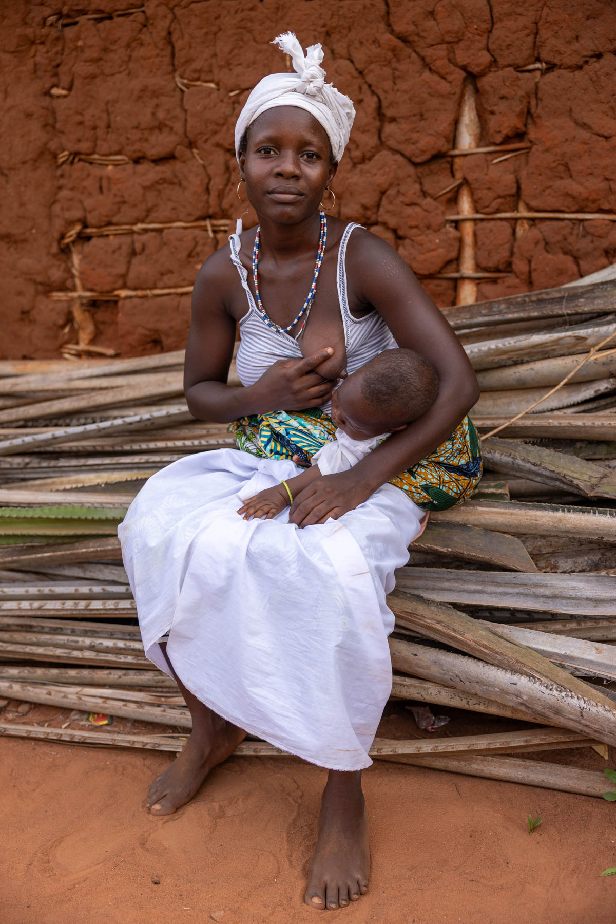 A young woman breastfeeds her child during the Gambada ceremony (image by Ingrid Koedood)