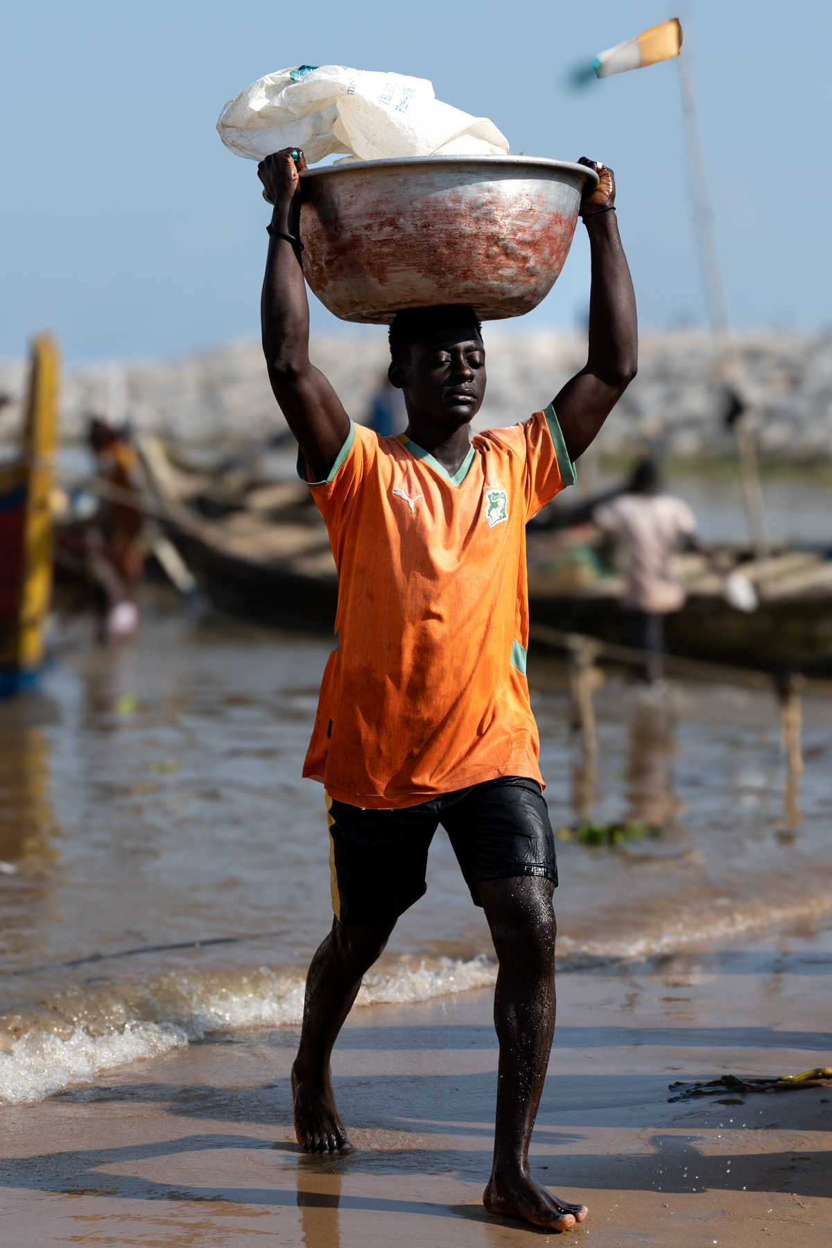 Bringing in the Catch - Grand Bassam (Image by Craig Baulcomb)