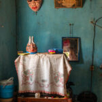 A glimpse into the workshop home of a Guèlèdè mask maker, surrounded by sacred art and everyday life (image by Ingrid Koedood)
