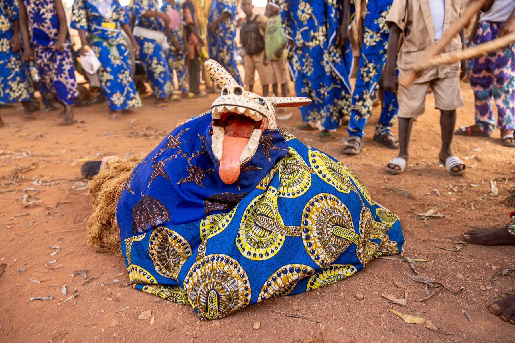 The ‘naughty dog’ closes the Guèlèdè ceremony, playfully scares the children as the crowd cheers (image by Ingrid Koedood)