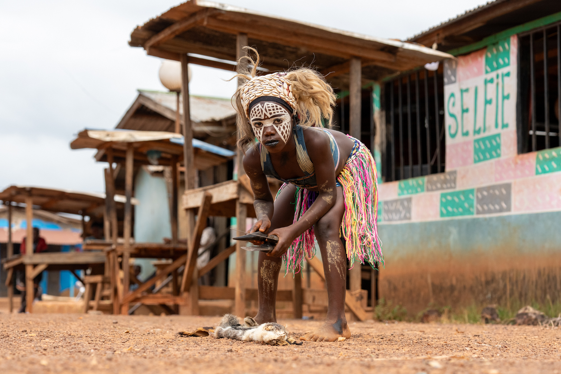 A Jongleur girl makes an offering before she starts to dance (image by Inger Vandyke)