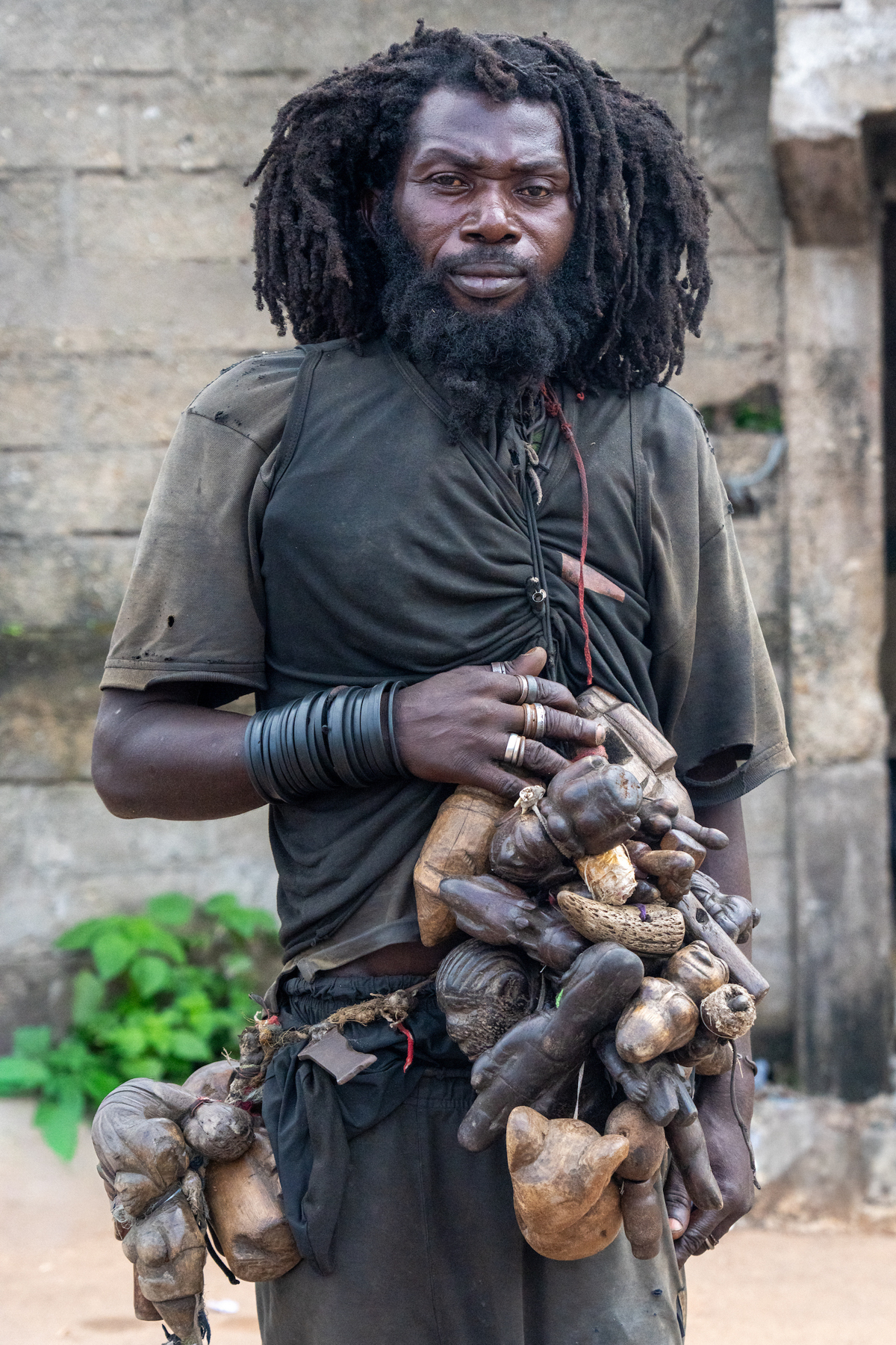 Malinke man with carvings (image by Inger Vandyke)