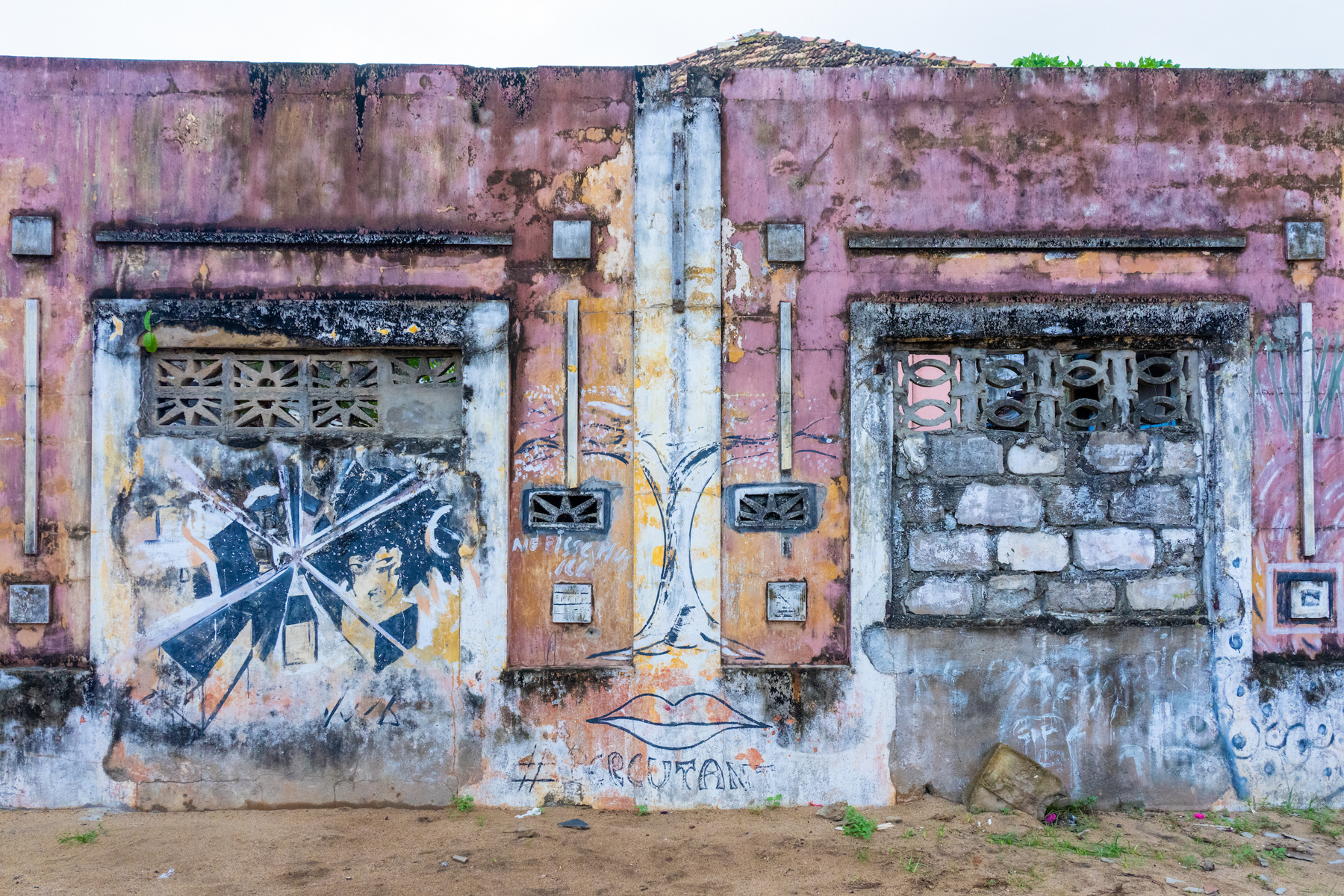 One of Grand Bassam's old buildings (image by Inger Vandyke)