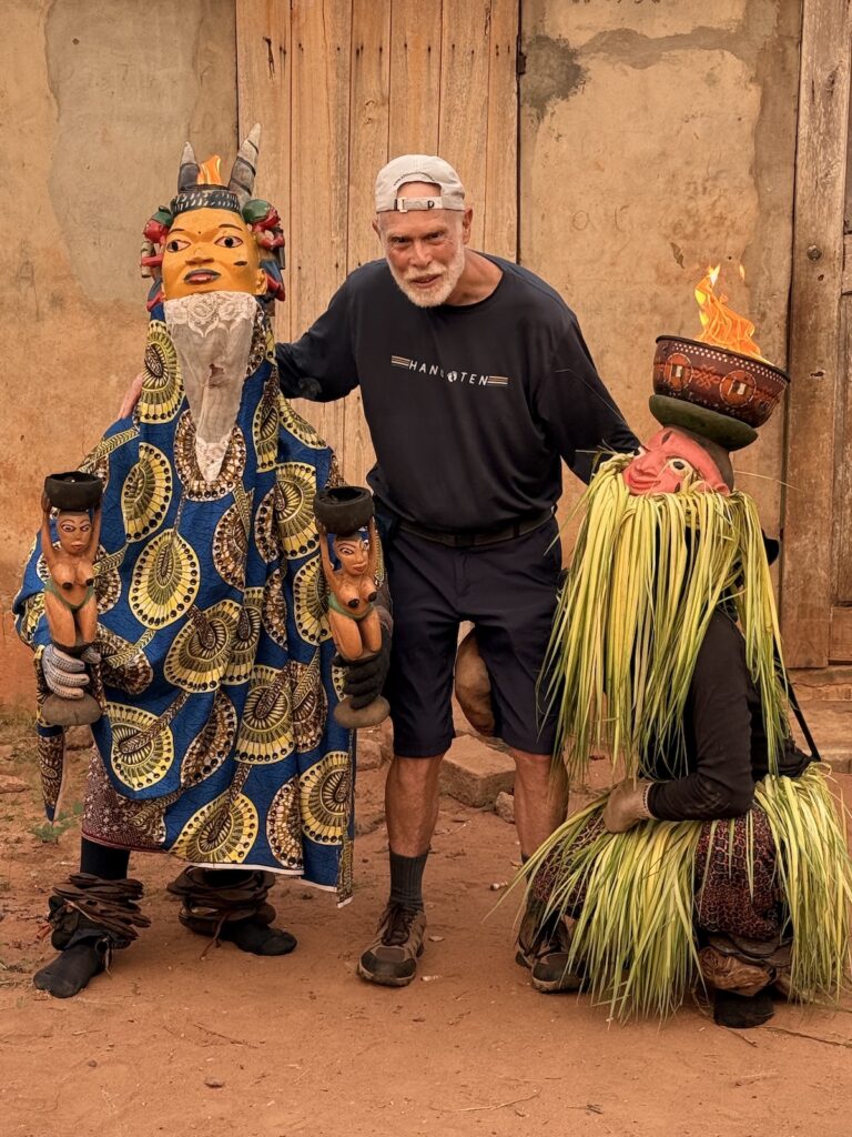 Stu posing met Guèlèdè. Mask, tradition and fire. Benin is pure magic (image by Ingrid Koedood)