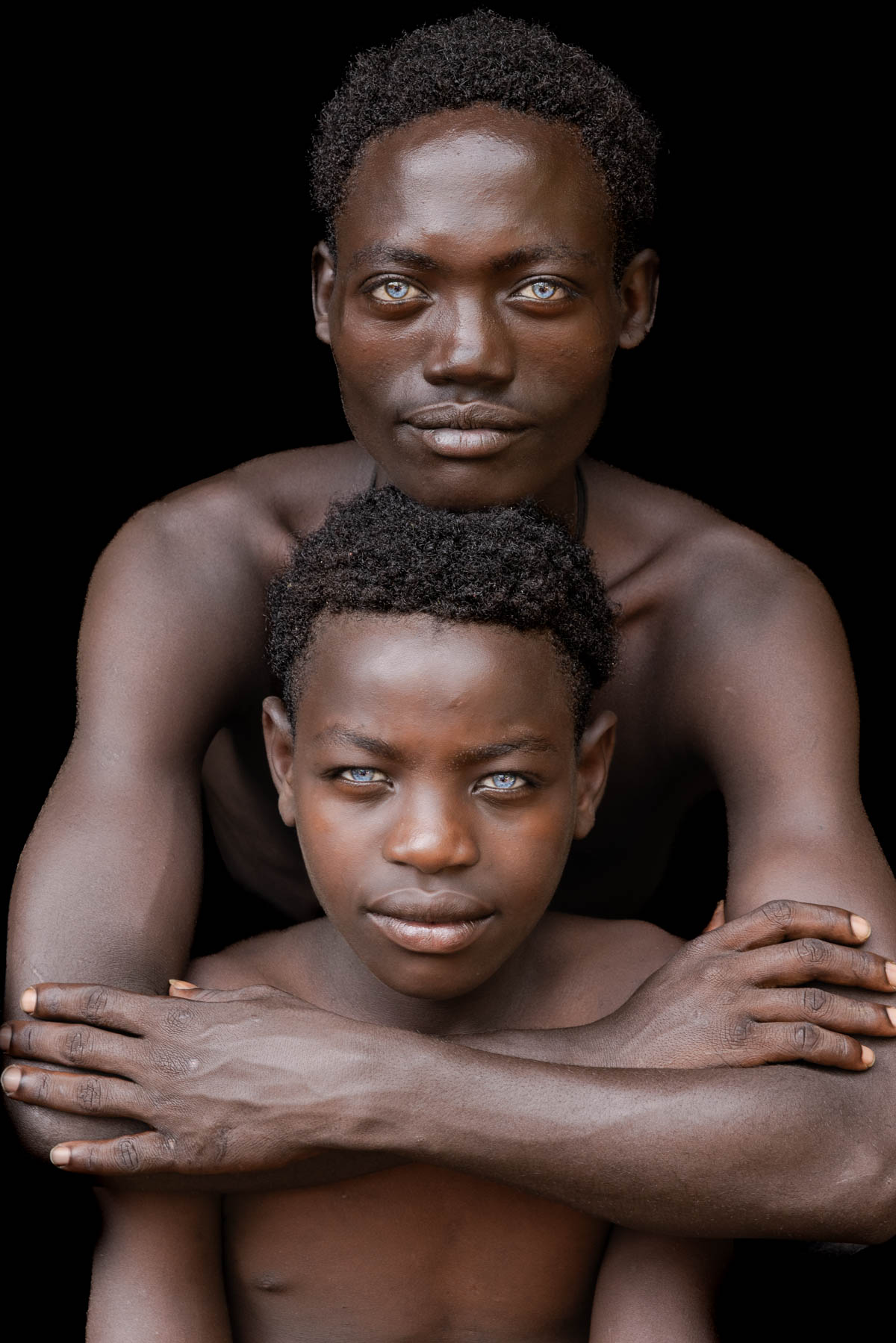 Two cousins with striking blue eyes from Jinka. It felt as if you could dive into their eyes like into an ocean. (image by Ingrid Koedood)