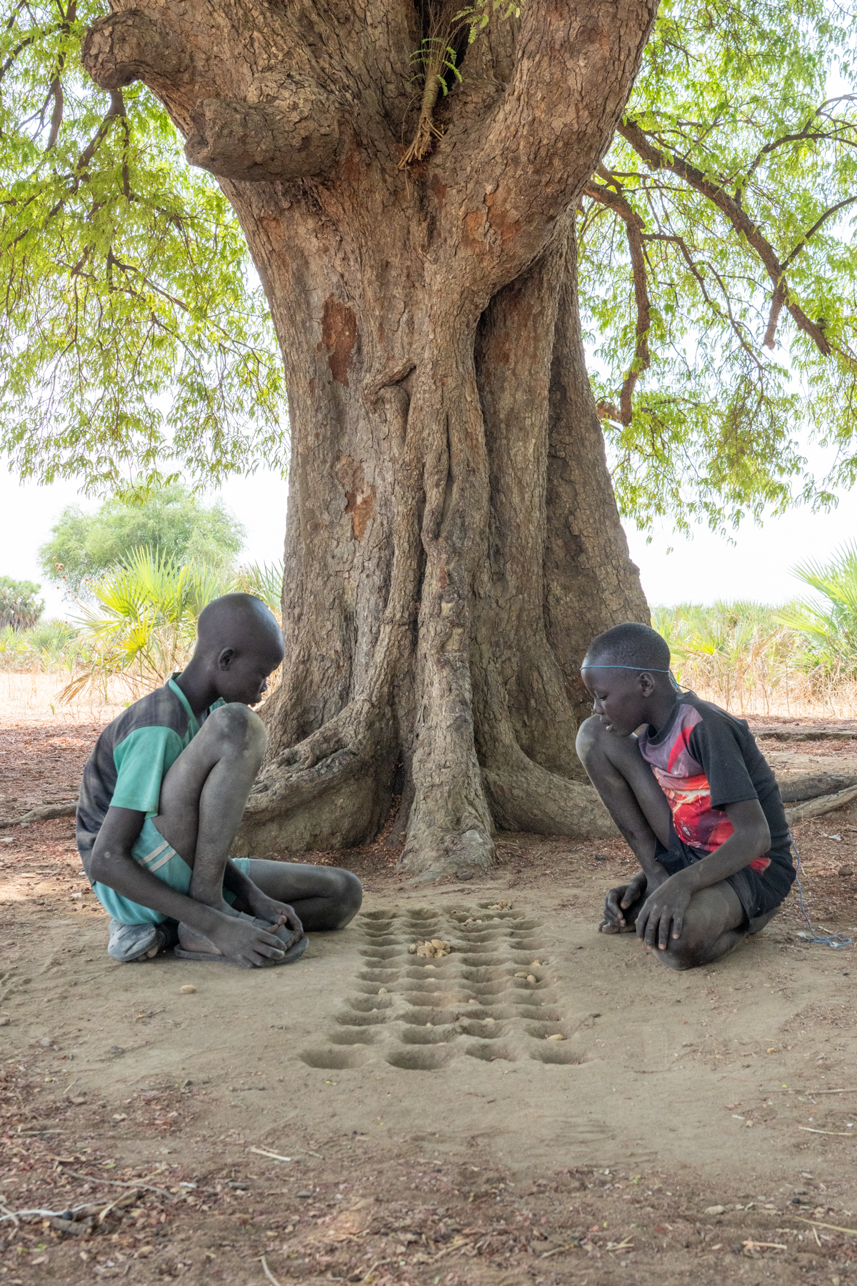 Mundari children playing games (image by Inger Vandyke)