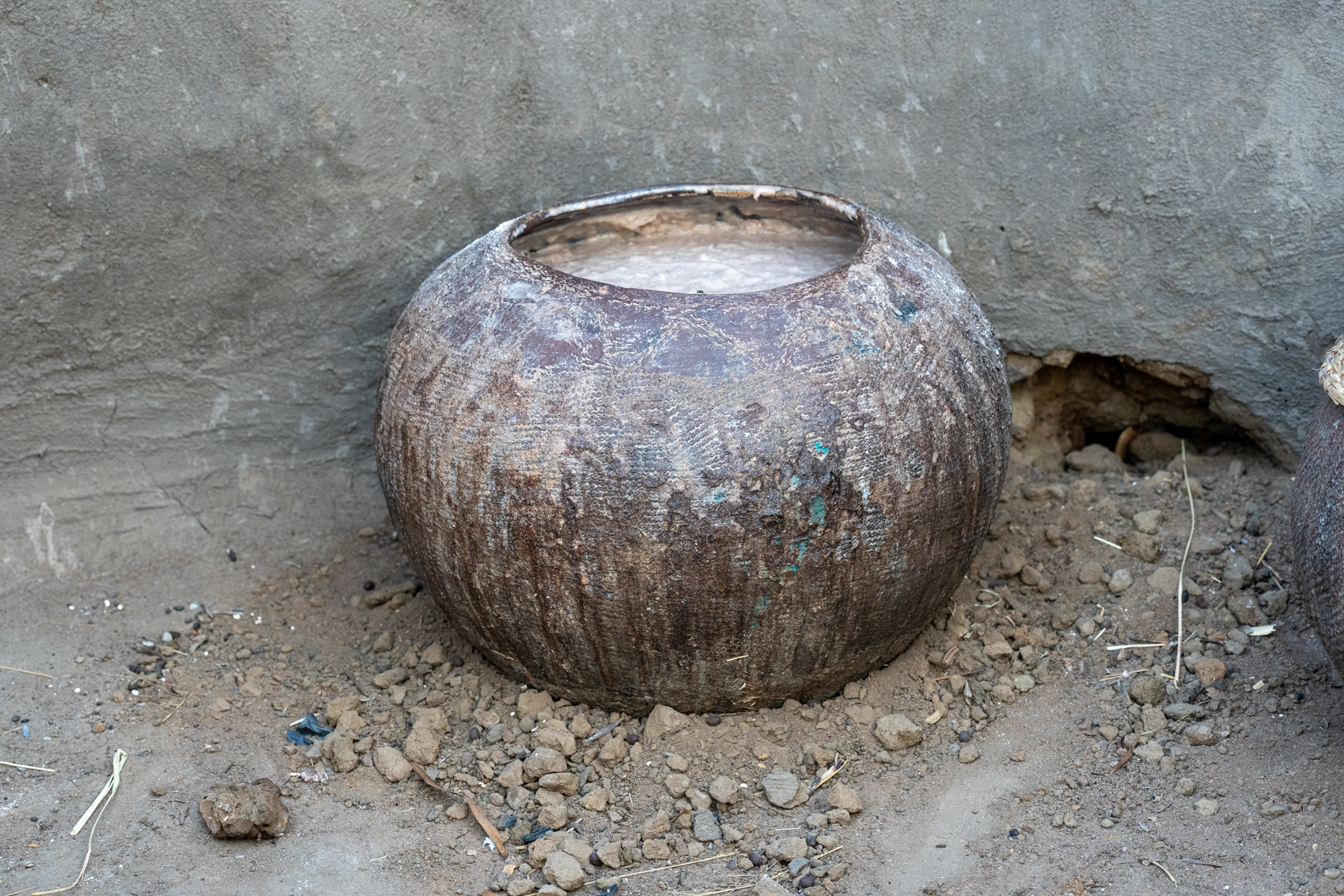 Traditional Mundari clay pot used to make curds (image by Inger Vandyke)