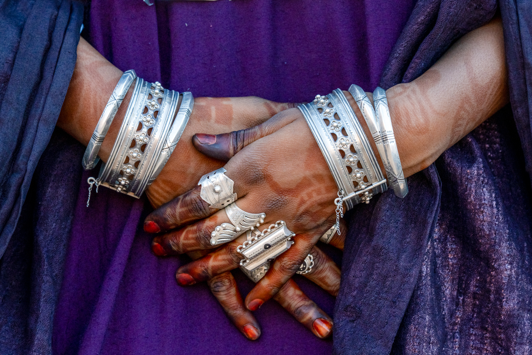 The hands of a Tuareg girl, adorned with silver, indigo and henna (image by Inger Vandyke)