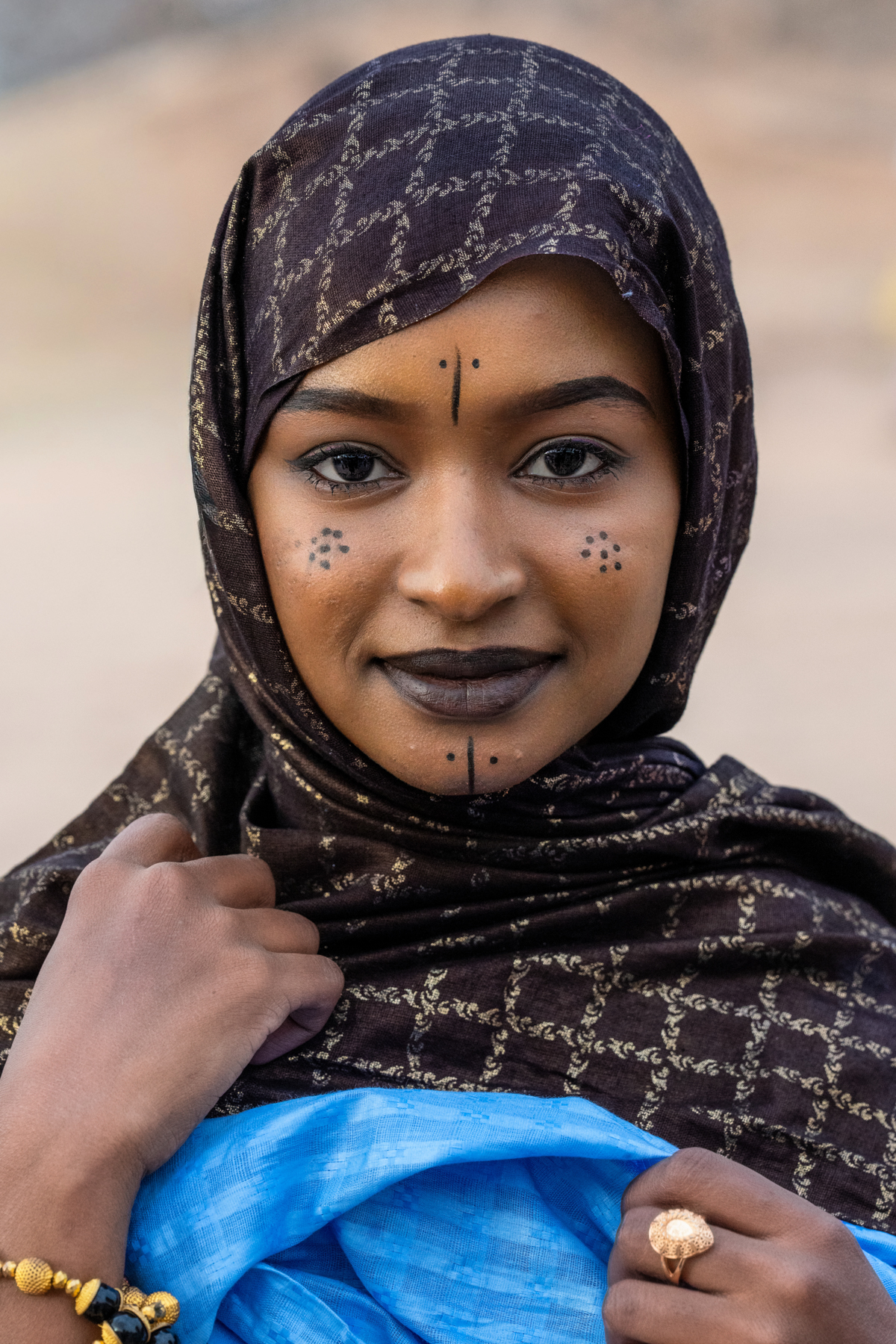 Traditionally, face makeup for Tuareg women involved yellow ochre foundation with markings created in black kohl (image by Inger Vandyke)