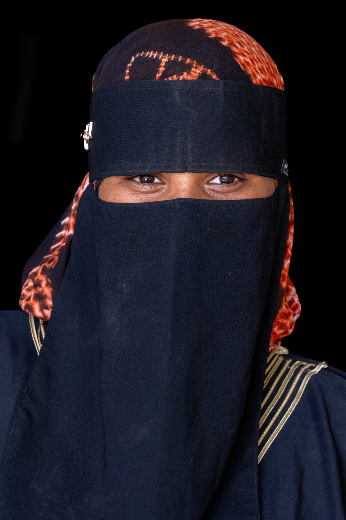 Woman in Niqab at the souk of Djanet(image by Inger Vandyke)